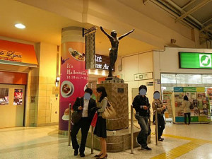 上野駅広小路口 翼の像